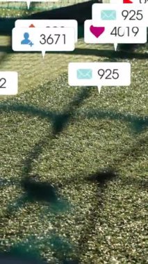 Kriket oyuncusunun sahadaki dijital veri işleme animasyonu. Küresel spor, sosyal medya, bağlantılar, hesaplama ve veri işleme kavramı dijital olarak oluşturulmuş video.