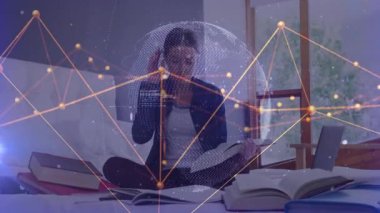 Öğrenci kitap okuyor ve veri ağıyla üç boyutlu küre oluşturuyor sonra da öğrenmek için notlar yazıyor. Sanal öğrenme, yenilikçi, fütüristik, eğitici, teknoloji, konsantrasyon, yaratıcı