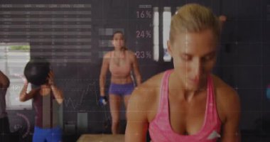 Grup sporcuları, kalp atışlarını güncelleyen verilerle fitness stüdyosunda devre oturumuna başlıyorlar. Fitness, antrenman, ara, güç, egzersiz, hareket, dayanıklı