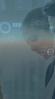 Çeşitli iş adamları üzerinde hareket eden dijital ekranların animasyonu. İş, teknoloji, veri ve dijital arayüz kavramı ile dijital olarak üretilen video.