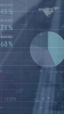 Yürüyen insanlar ve modern ofis binaları üzerinde finansal veri işleme animasyonu. Küresel iş, finans ve dijital arayüz kavramı dijital olarak oluşturulmuş video.