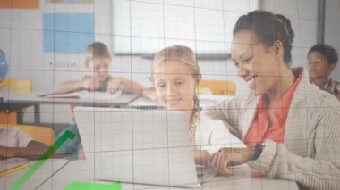 Öğretmen, kılavuz öğrenciyi işaret etmeye eğiliyor. Yazma kılavuzu giderek zayıflıyor. Performans grafiği. Eğitim, akıl hocalığı, yenilik, dijital öğrenme, takım çalışması, ilerleme, sınıf