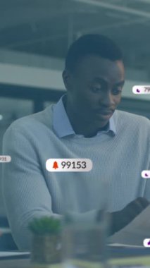 Sosyal medya simgeleri ve çeşitli iş adamları üzerinde çalışan veri işleme animasyonları. Küresel iş, finans, hesaplama ve veri işleme kavramı dijital olarak oluşturulmuş video.