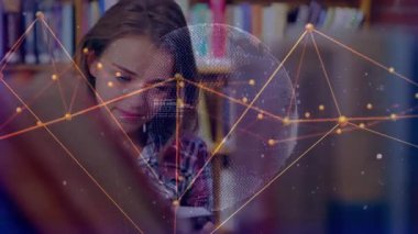 Kütüphanede kitap açan kız öğrenci kod geliştirici öğrenme ile dönen küresel örtüşmeye neden oluyor. Eğitim, öğrenim, bilgi, teknoloji, yenilik, araştırma, okur yazarlık