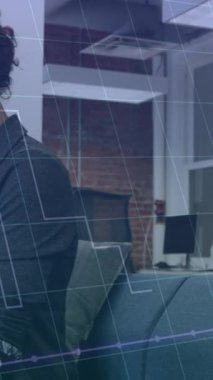 Ofisteki dijital tablette kaydırılan kadın üzerindeki grafik ve ızgara kalıplarının animasyonu. Dijital bileşik, çoklu pozlama, rapor, iş, üç boyutlu ve teknoloji kavramı.