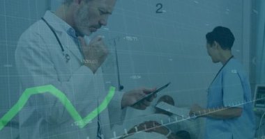Tıbbi ekip yeşil çizgi grafiğini başlatmak için tablet kaydırıyor. Hemşirenin hayati organları kaydediliyor. Sağlık, profesyonellik, tanı, teknoloji, işbirliği, hasta bakımı, tıbbi analiz
