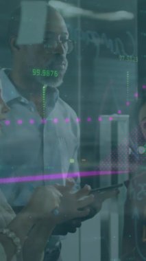 Çeşitli iş adamlarının not tutması üzerine finansal veri işleme animasyonu. küresel iş, finans ve dijital arayüz kavramı dijital olarak oluşturulmuş video.