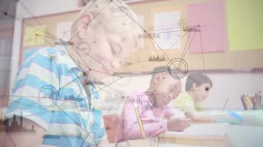 Eğitimde notlar alan öğrenci, ağ grafikleri çiziyor ve sınıf arkadaşları yazıyor. Eğitim, işbirliği, yenilik, dijital, öğrenme, gençlik, sınıf