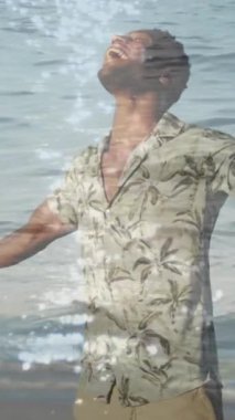 Kollarını açmış Afro-Amerikan bir adamın üzerinde deniz animasyonu. Asla günden vazgeçme ve dijital olarak üretilen video konseptini kutla.