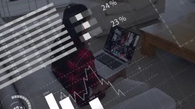 Teknisyen veri analisti, analiz etmek için harita çizelgesi çizerken piste tıklayarak kaydırıyor. Teknolojik, yenilikçi, fütüristik, veri görselleştirme, dijital, analitik, modern