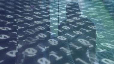 Kapüşonlu adam sunucu odasında duruyor ve üst üste binen silueti alıyor. Teknoloji, siber güvenlik, dijital, yenilik, fütüristik, veri, ağ