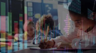 Animasyon çubuğu ve sıraların üzerinde sürüklenen eğitici grafikleri başlatan not defterine yazan öğrenci. Sınıf arkadaşları, eğitim, öğrenme, takım çalışması, görselleştirme, gençlik dolu, enerjik