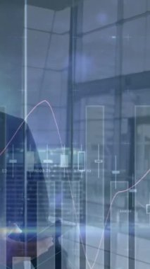 Ofiste yürüyen iş adamları üzerinde finansal veri işleme animasyonu. Küresel iş bağlantıları dijital arayüz ve teknoloji konsepti dijital olarak oluşturulmuş video.