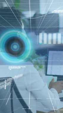 Ofisteki çeşitli iş adamları üzerinde veri işleme animasyonu. Küresel iş ve dijital arayüz kavramı, dijital olarak oluşturulmuş video.