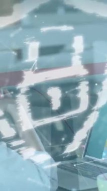 Bilgisayardaki video görüntülerinde beyaz iş kadınının çevrimiçi güvenlik asma kilidinin canlandırılması. iş, finans ve veri işleme kavramı dijital olarak oluşturulmuş video.