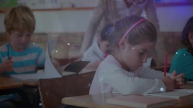 Kız öğrencilerle yazı yazan öğrenciler, eğitim sınıfında sınıf boyunca sürüklenen grafiklerle örtüşüyor. Eğitim, sınıf, gençlik, teknoloji, öğrenme, takım çalışması, yenilikçi