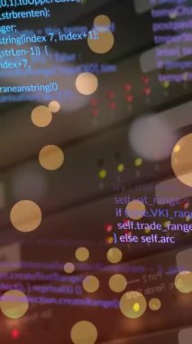 Bilgisayar dili animasyonu ve düşen mercek arka planda birden fazla modem üzerinde parlar. Dijital bileşik, çoklu pozlama, yönlendirici, bağlantı, soyut, kodlama ve teknoloji kavramı.