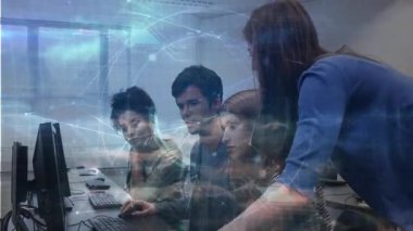 Bilgisayar laboratuarına girip öğrencilere rehberlik ederken ağ animasyon kodu akışını örtüyor. İşbirliği, eğitim, dijital, takım çalışması, kodlama, akıl hocalığı, yenilik