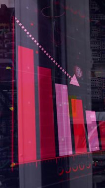 Sunucu odasındaki grafikler ve koronavirüs hücreleriyle dijital arayüzün animasyonu. Dijital ağ teknolojisi güvenlik konsepti dijital olarak oluşturuldu.