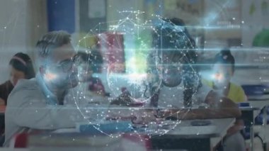 Öğretmenin tableti göstermesi ve holografik küreyi çalıştırması öğrencilere izleme düğümleri ve kafa sallamayı öğretmesi. Eğitim, teknoloji, yenilik, işbirliği, öğrenme, dijital sınıf