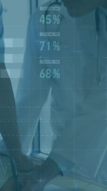 Çeşitli doktor ve sağlık çalışanlarının hastanede tartıştıkları veri işleme programının animasyonu. Tıbbi sağlık ve iş verileri teknolojisi kavramı