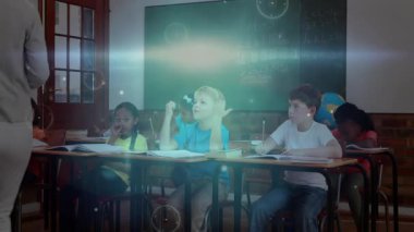 Sınıfa giren ve el kol hareketi yapan öğretmenler, el kaldıran çocuklar, titreşimli notlar alan öğrenciler. Eğitim, sınıf, öğrenim, eğitim, öğrenciler, öğretim, işbirliği