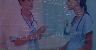 Tıbbi ekip hemşire istasyonunda sohbet ediyor ve yüzdelik zirveyi izlerken veri şebekesini etkinleştiriyor. Sağlık, işbirliği, teknoloji, analiz, profesyonellik, tanı, takım çalışması