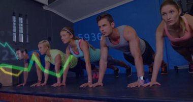 Fitness grubu yükseltilmiş platformda şınav çekerek grafik izleme ölçümlerini canlandırıyor. Grup egzersizi, dayanıklılık eğitimi, atletizm, dinamik, performans, takım çalışması, modern