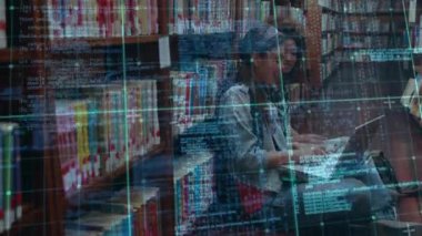 Bilgisayarda kod içeren bir kadın teknoloji projesine katıldıktan sonra kodlamaya başlıyor. İşbirliği, takım çalışması, yenilik, teknoloji, eğitim, dijital, odaklanma