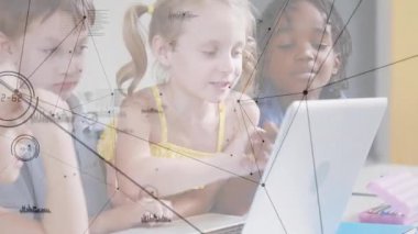 Sınıf arkadaşları gibi öğrenme grubunun lideri sarı parkurlu kız tuşlara üst üste basıyor. İşbirliği, takım çalışması, eğitim, teknoloji, öğrenme, gençlik, yaratıcılık