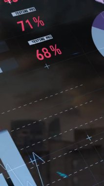 Bulutlu gökyüzüne karşı modern şehir üzerinde çok renkli bilgi arayüzünün animasyonu. Dijital bileşik, çoklu pozlama, rapor, iş, büyüme, küresel, binalar ve mimari konsept.