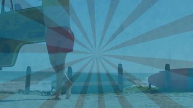 Çerçeveye girmek, sörf tahtalarını kurtarmak, minibüsten sörf yapmak, okyanusa doğru yürümek. Sahil, sahil, eğlence, macera, yaz, açık hava, etkinlik