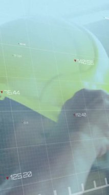 Kafkas erkek marangozun atölyede sert şapka takması üzerine yeşil grafik işleme animasyonu. Bağlantı, ağ, veri, küçük işletme, zanaat ve marangozluk, dijital olarak oluşturulmuş video.