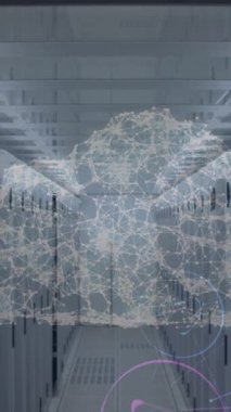 Boş sunucu odasına karşı bir bulut simgesi ve dijital simge ağı oluşturan bağlantı ağının dijital animasyonu. Küresel ağ oluşturma ve çevrimiçi güvenlik kavramı