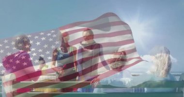 İskelede yaşlılara şişe dağıtan genç kadınlar spor olsun diye şeffaf bayrak ile su paylaşıyorlar. Arkadaşlık, sağlık, açık hava, toplum, güneş ışığı, bağlantı, gündelik