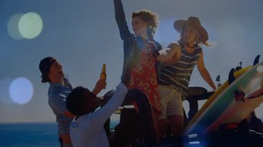 Sörf tahtalarıyla bira içip bira içen arkadaşlar ve gezmeyi kutlayan şişeler. Sahil, yoldaşlık, macera, açık hava, eğlence, yaşam tarzı, canlı