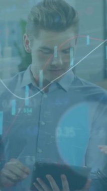 İstatistiksel ve borsa veri işleme animasyonları ofiste tartışan çeşitli meslektaşlar üzerine. Küresel ekonomi ve iş veri teknolojisi kavramı