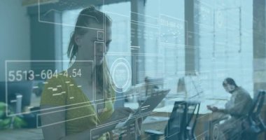 Açık ofiste tableti tıklatan profesyonel bir kadın veri incelemesi için yüzen şebekeler üretiyor. Teknoloji, yenilik, işbirliği, modernlik, analitik, dijital arayüz, üretkenlik