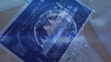 Dünya hologramı veri raporları üzerinde maddeleşiyor, analist el kaydı gözlemleri yaparken dönüyor. Gelecek, teknoloji, veri, görselleştirme, yenilik, analitik, çalışma alanı