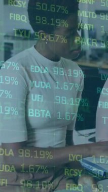 Teslimatçı ve minibüs üzerinden finansal veri işleme animasyonu. Küresel eğitim teknolojisi bağlantıları ve veri işleme kavramı dijital olarak oluşturuldu.