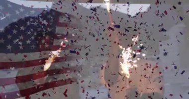 Maytap yükseltmek, dostların onları yıldız konfetileriyle dalgalandırmak ve pazarlama için bayrak sallamak. Şenlik, kutlama, birlik, coşku, gece, eğlence, yoldaşlık.