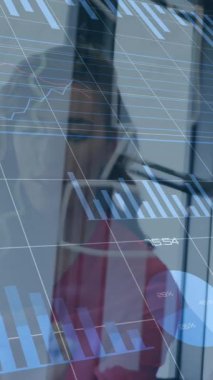 Notlar üzerinde tartışan iki farklı kadın üzerinde borsa veri işleme animasyonu. Küresel ekonomi ve iş teknolojisi kavramı