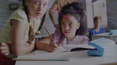 Sınıf öğrencisi kalem kaldırırken öğretmen danışmanıyla sayfayı eşleştirirken yazmaya başlayacak. Eğitim, çocukluk, takım çalışması, işbirliği, odaklanma, akıl hocalığı, öğrenme