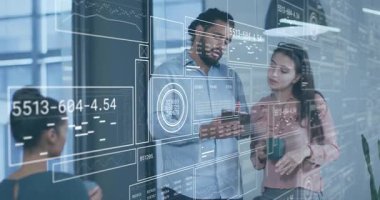 Holografik arayüzün ortaya çıkması ve ayakta durması tablet çalması, kadının iş trendi çizgisi göstermesi. Teknoloji, yenilik, işbirliği, veri görselleştirme, fütüristik, modern, kurumsal