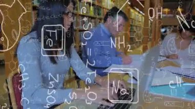 Kimya dersi için kütüphanede okumaya başladıktan sonra formüller masanın diğer tarafına sürüklendi. İşbirliği, eğitim, konsantrasyon, yenilik, akademik, araştırma, öğrenim