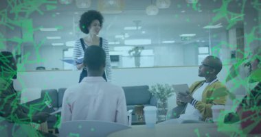 Mavi klasörü açan ve iş güncellemesini yeşil veri motifleri dokuması olarak başlatan sunucu ayakta duruyor. İşbirliği, takım çalışması, yenilik, dijital, kurumsal, modern, iletişim