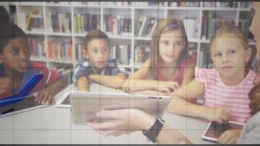 Öğretmen sınıfa giriyor, tableti döndürüyor öğrencilere artan çizgi grafikleriyle verileri açıklıyor. Eğitim, öğrenim, teknoloji, sınıf, işbirliği, yenilik, gençlik