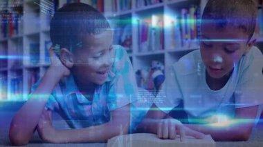 Çocuk kitap okuyup öğrenme grafiklerini sıralarken, arkadaşı da öğrenme için gülümsüyor. İşbirliği, eğitim, okur yazarlık, yenilik, gençlik, teknoloji, ilham