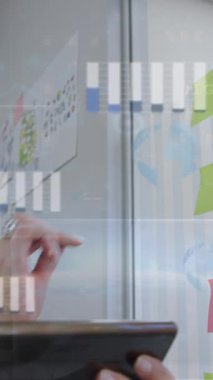 Beyaz kadın hakkında veri işleme animasyonu notlar yapıştırıyor ve dijital tablet kullanıyor. Bilgisayar arayüzü ve iş teknolojisi kavramı