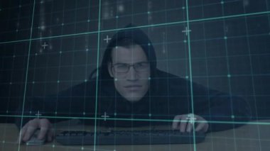 Bilgisayar korsanı fareyi klavyeye götürüyor ve programlama görevi için loş masada ızgara ve kod matrisi başlatıyor. Teknoloji, siber güvenlik, kodlama, dijital, yenilik, konsantrasyon, minimalizm